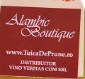 Alambic Boutique Tuica de Prune cu Suport de Lemn